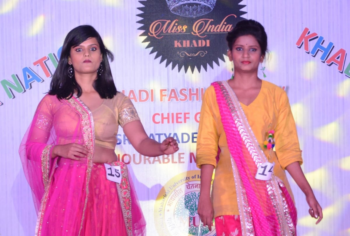khadi fashion show in maharshi university lucknow