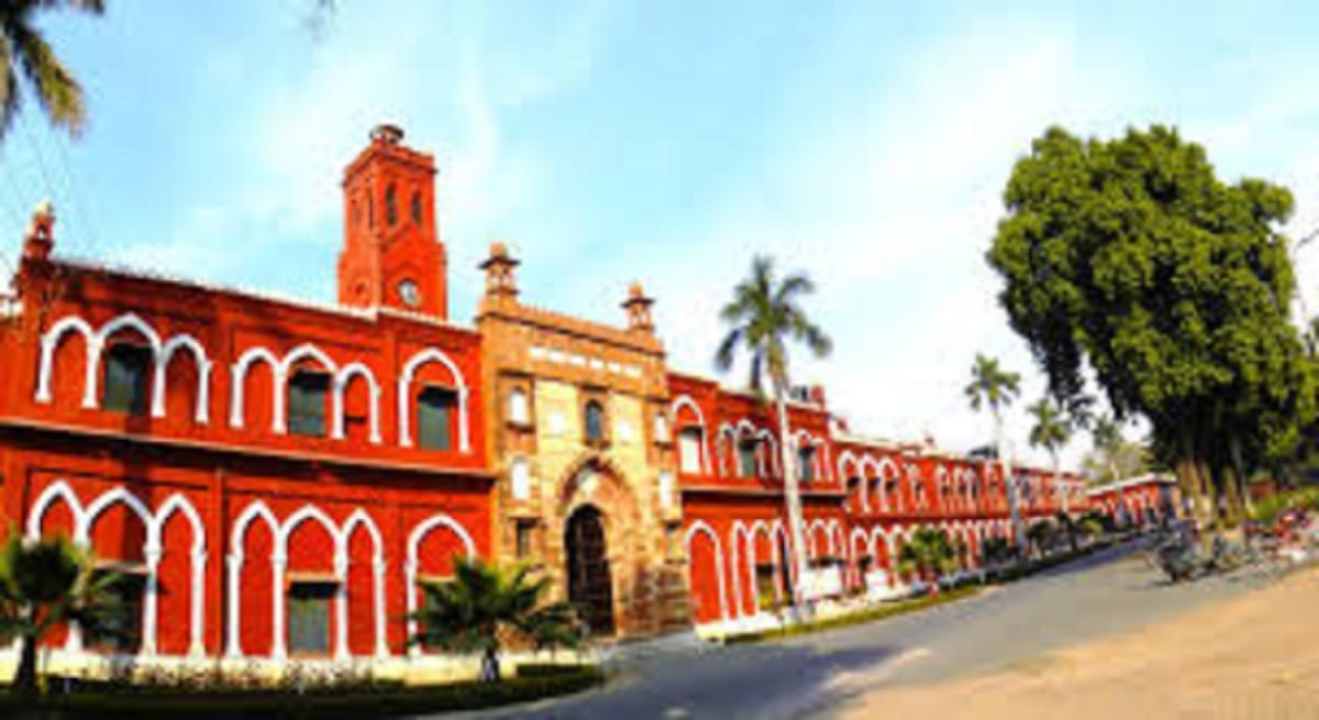 amu gives notice to nine students for asking for offering prayer for militant manan wani