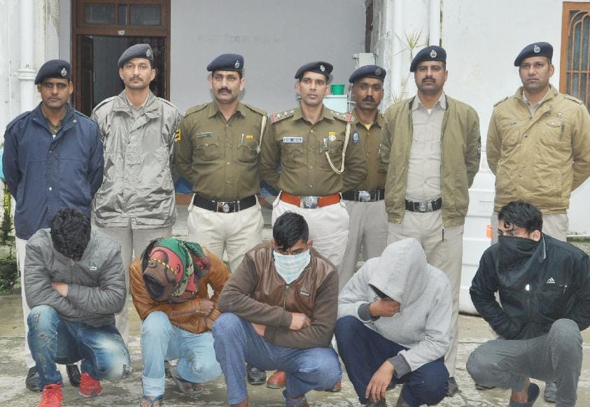 पांच युवकों से तीन किलो चरस बरामद