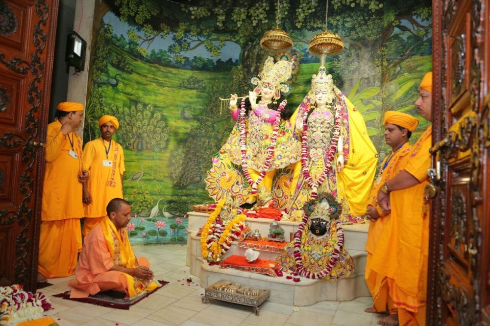 mathura yogi adityanath meet shankaracharya 