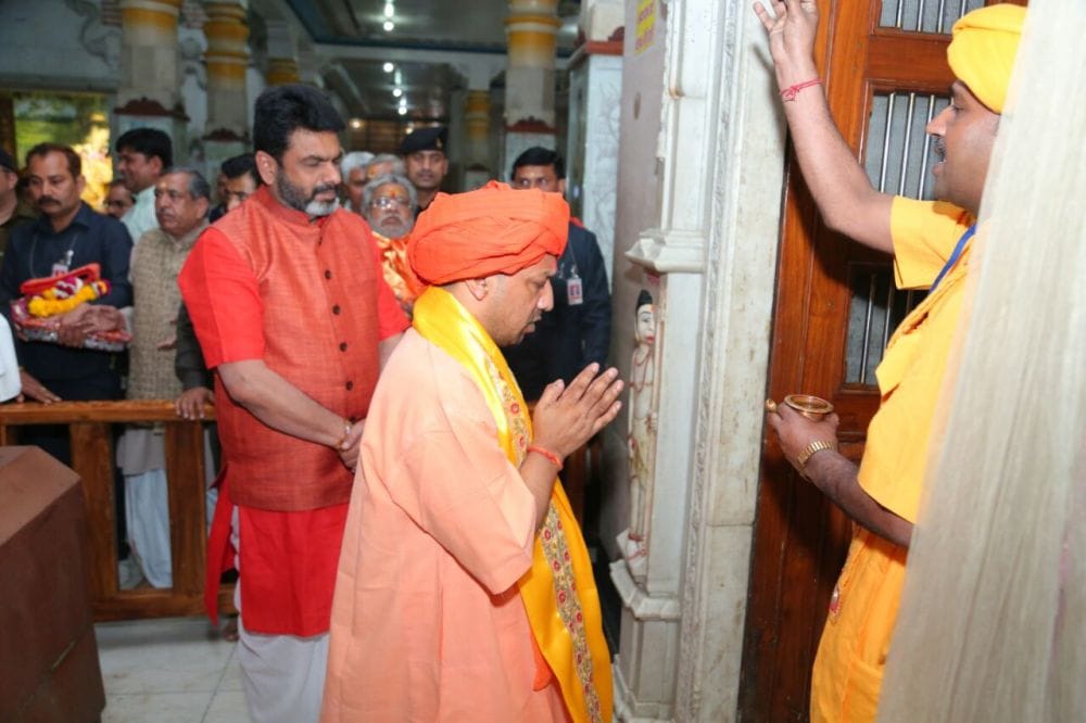 mathura yogi adityanath meet shankaracharya 