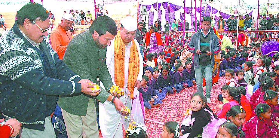 1100 girls worshiped