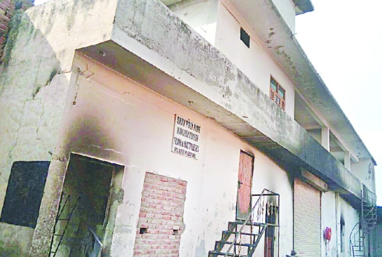 गद्दा उद्योग में लगी आग, कच्चा माल जलकर राख
