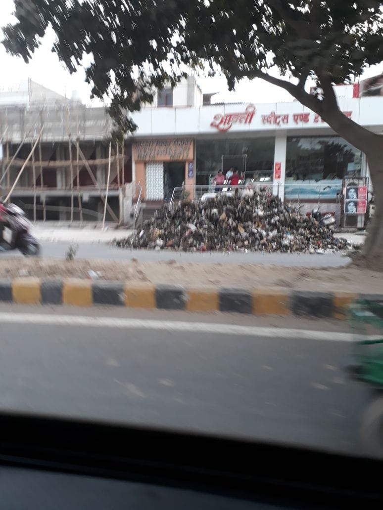 Agra nagar nigam employee poured garbage outside BJP Mla shop