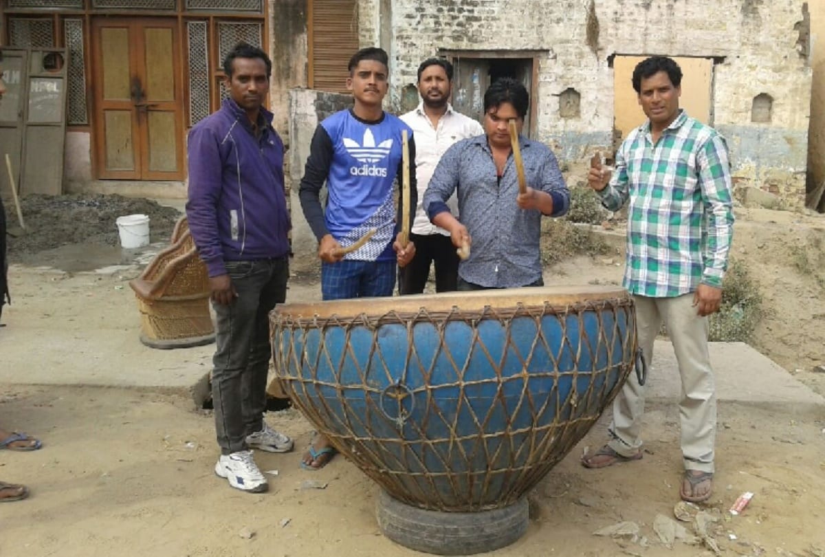 holi 2018: in dadri people celebrate holi by playing bomb cracking and nagada beating competition