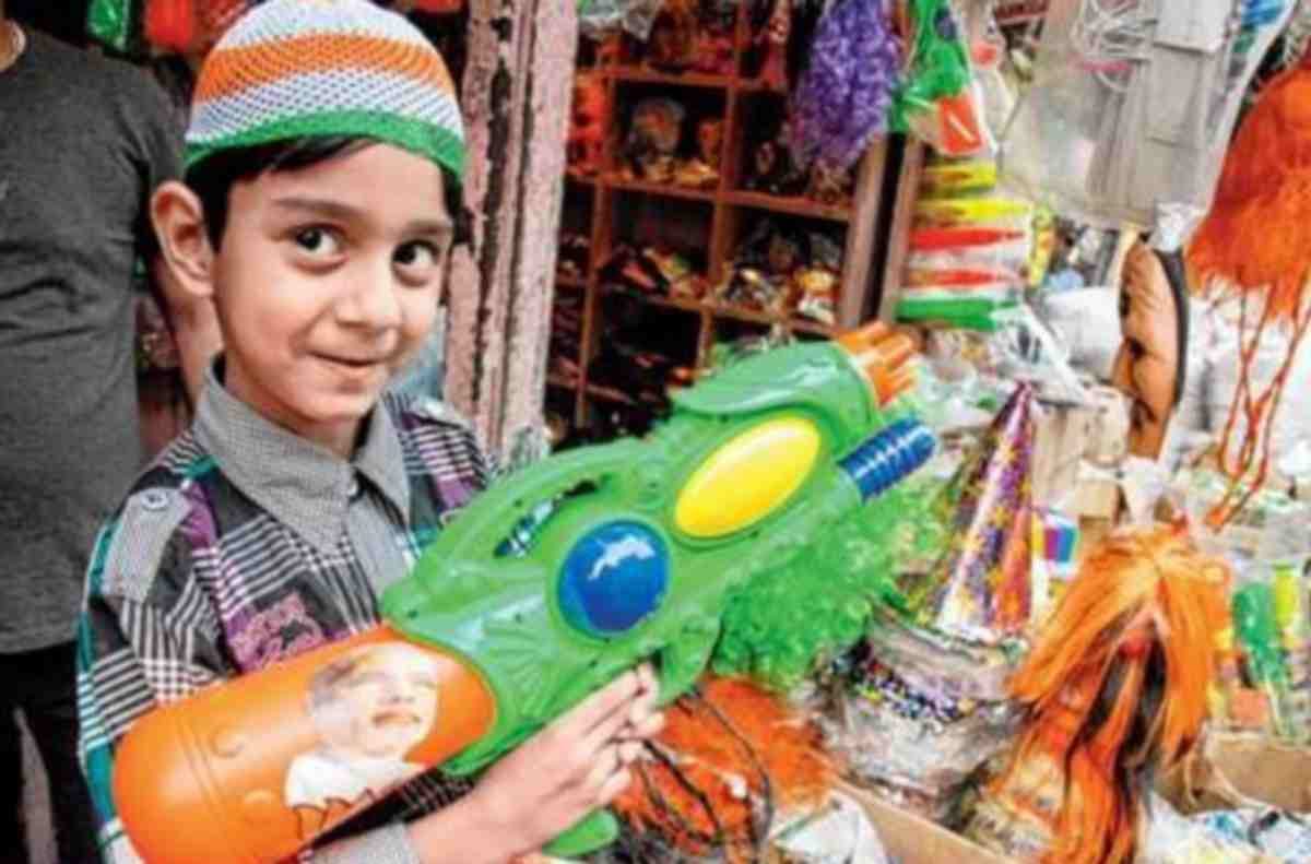 PM modi and CM yogi spray gun selling in market