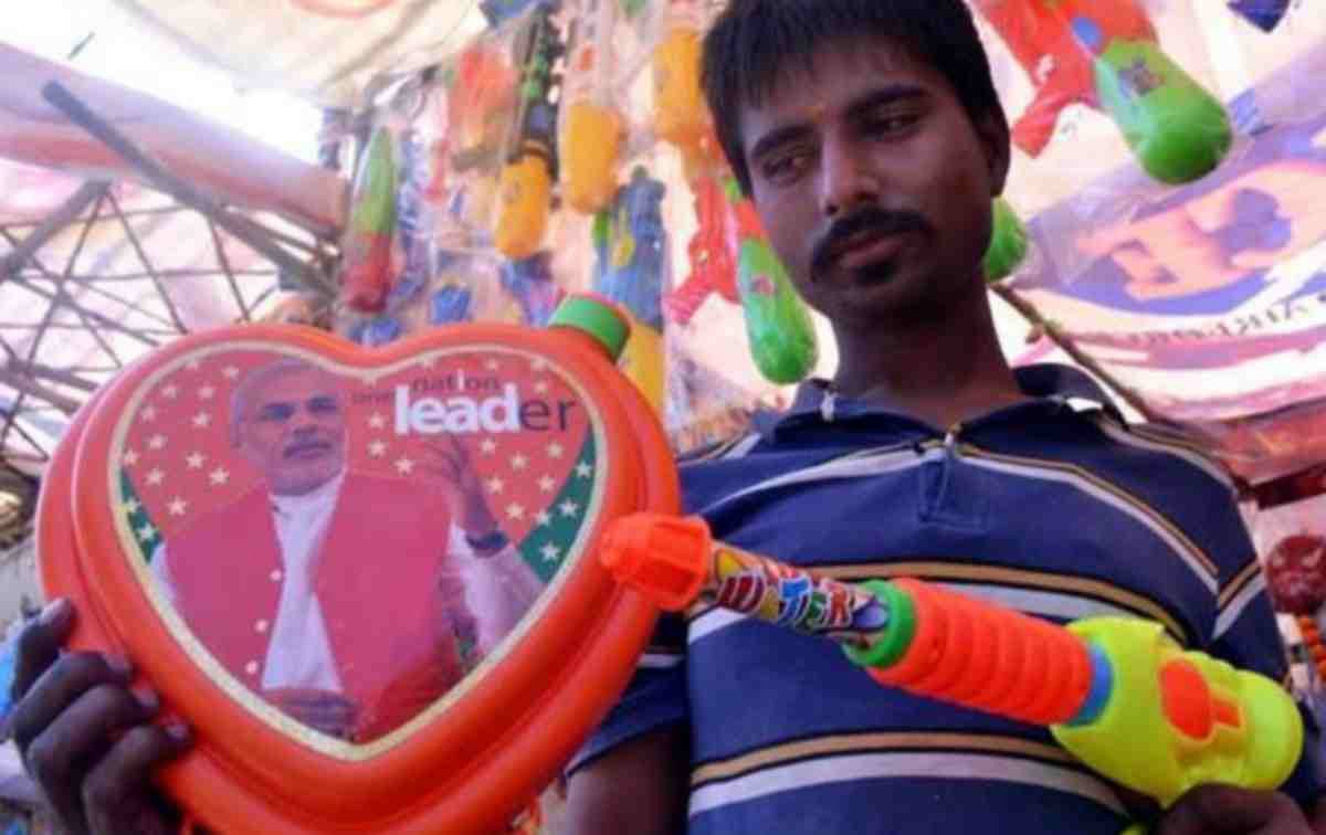 PM modi and CM yogi spray gun selling in market