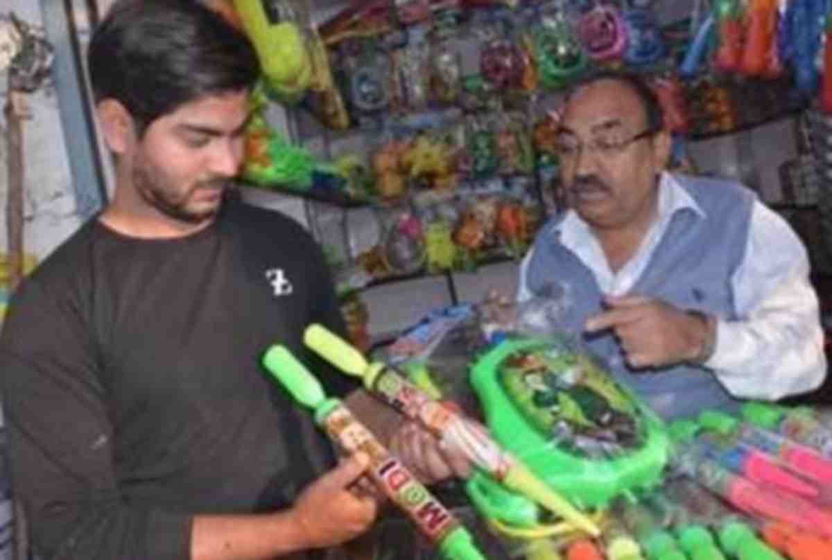 PM modi and CM yogi spray gun selling in market