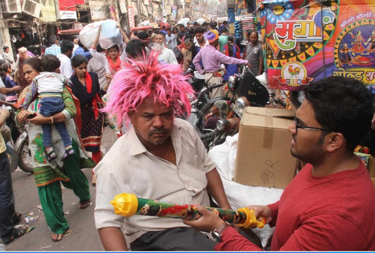a verity of colours, Gulal and pichkari in Delhi's market