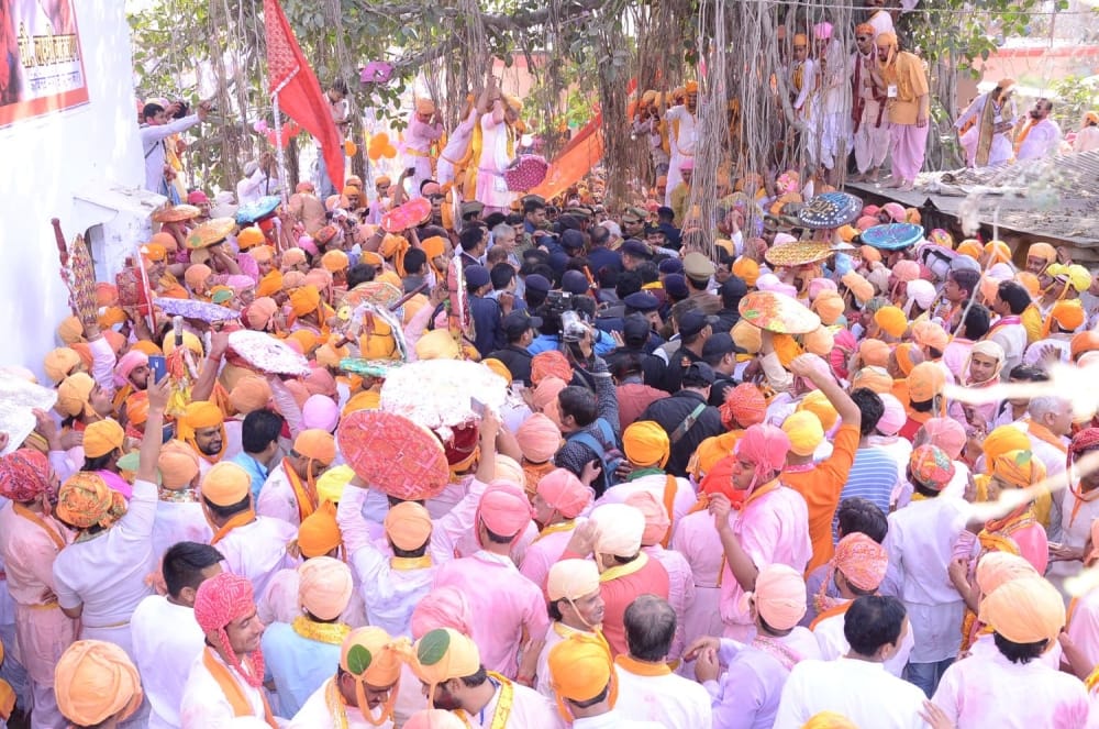 UP CM Yogi Adityanath enjoyed holi in barsana mathura