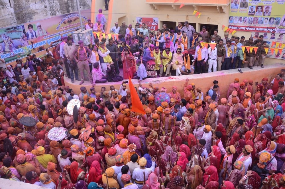UP CM Yogi Adityanath enjoyed holi in barsana mathura