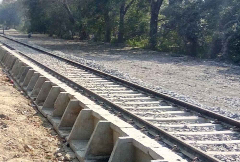 two and half kilometer lucknow metro track expansion in 35 days
