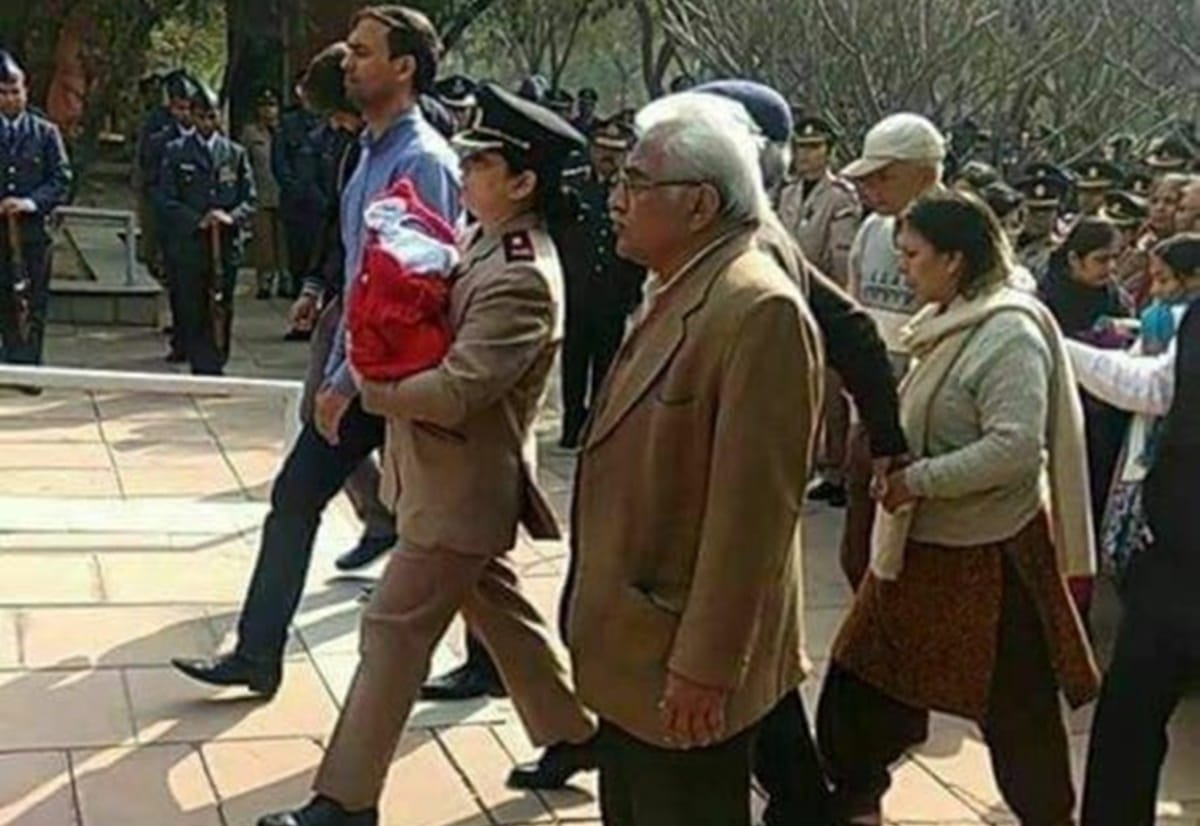 IAF Chopper Crash: Social Media is saluting the lady army officer for showing epitome courage
