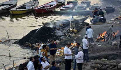 Four hundred quintal ash and coal flown in ganga daily 