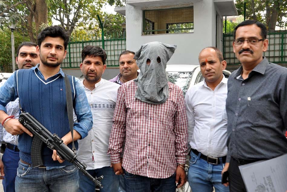 rupees one lakh rewardee criminal arrested by delhi police at mumbai
