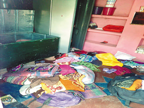 two lakhs daaka of farmer's house in Jalaun