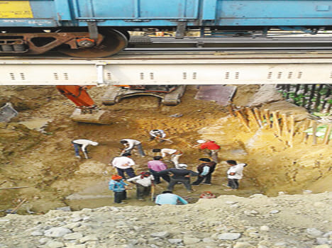 Drought collapse, accident save during underpass