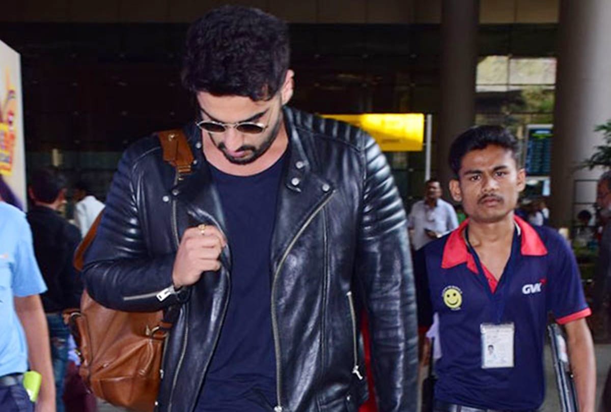 arjun kapoor reches mumbai to be with his family after the news of Sridevi demise