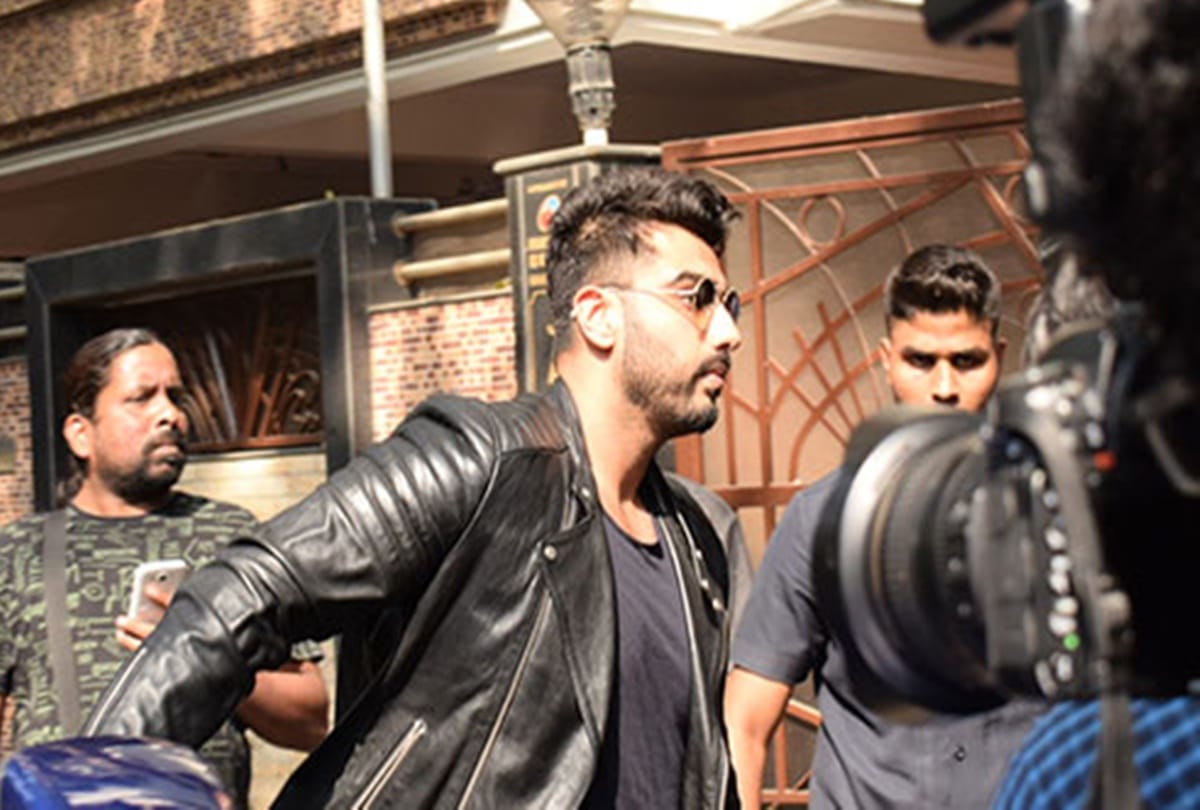 arjun kapoor reches mumbai to be with his family after the news of Sridevi demise
