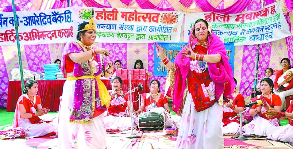 Ten groups of women's organized procession in the city