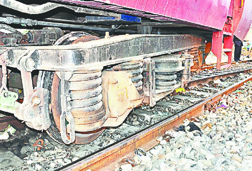Special bogie wheels full of cache derailed