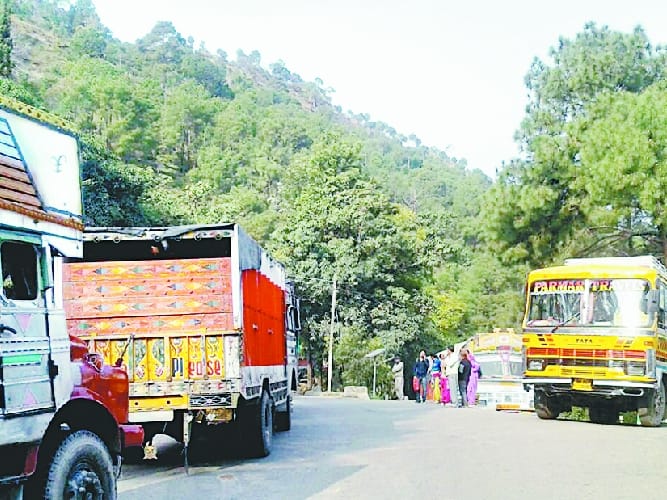 छह घंटे तक चंडीगढ़-मनाली नेशनल हाईवे पर लगा जाम