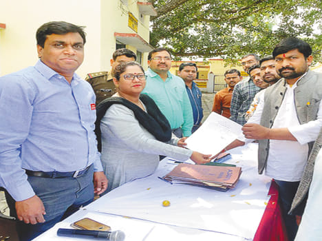 विजयी जिला पंचायत सदस्य को प्रमाणपत्र प्रदान करतीं एडीएम चित्रलेखा साथ में अन्य अधिकारी।