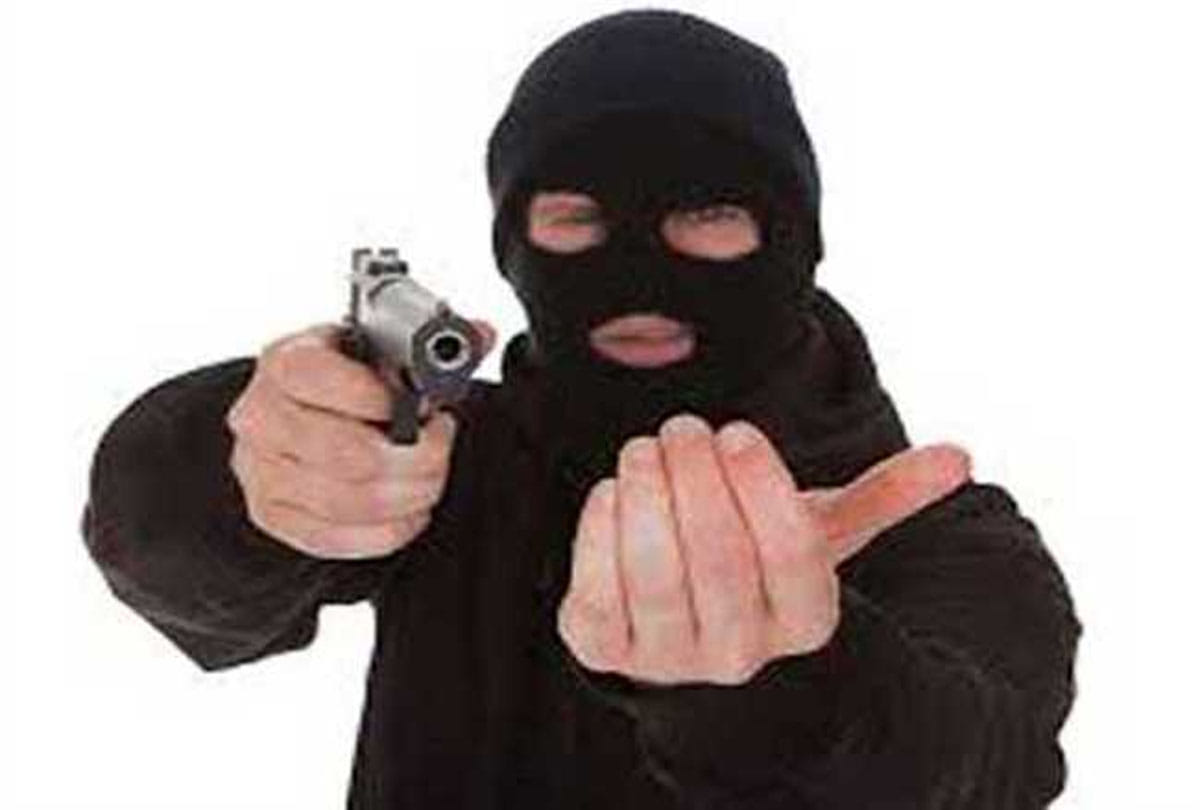 robber looted a house in orai