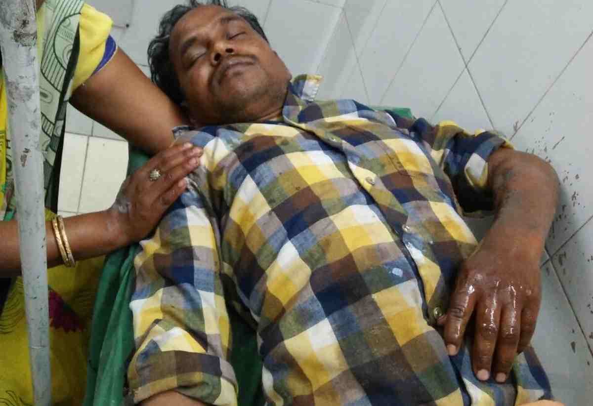 Policeman threw hot oil on egg seller