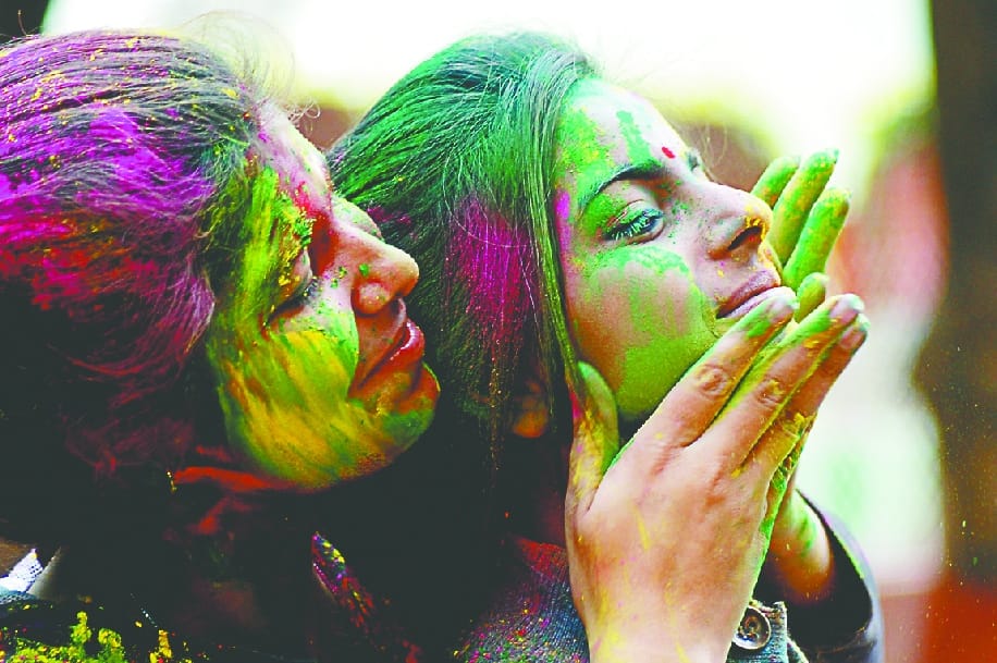 inner wheelmn club ne manaai holi