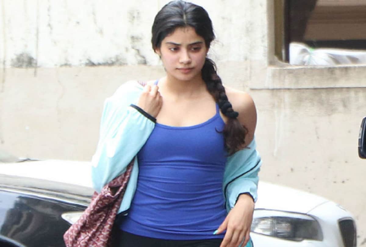 Dhadak actress jhanvi kapoor's five adorable picture resembles like mom sridevi