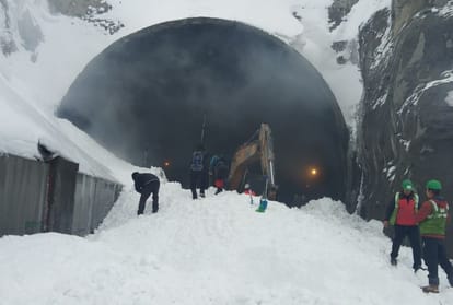 Avalanche hits rohtang tunnel BRO jawan and two other rescued