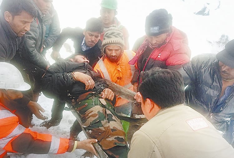 Avalanche hits rohtang tunnel BRO jawan and two other rescued