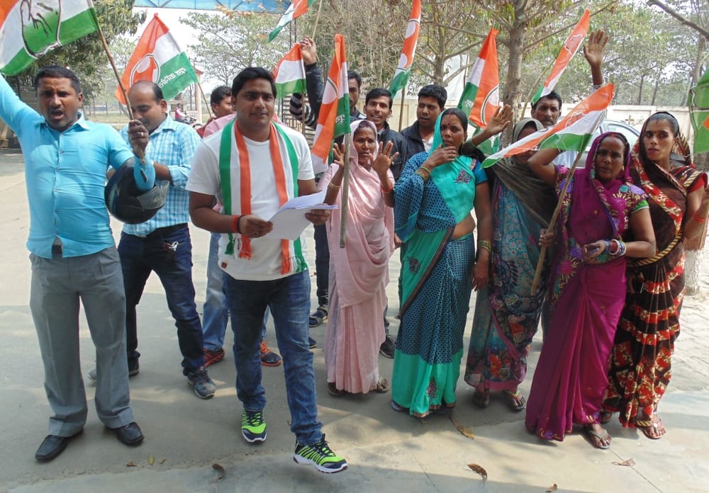 youth congress protested aginst bank sacam