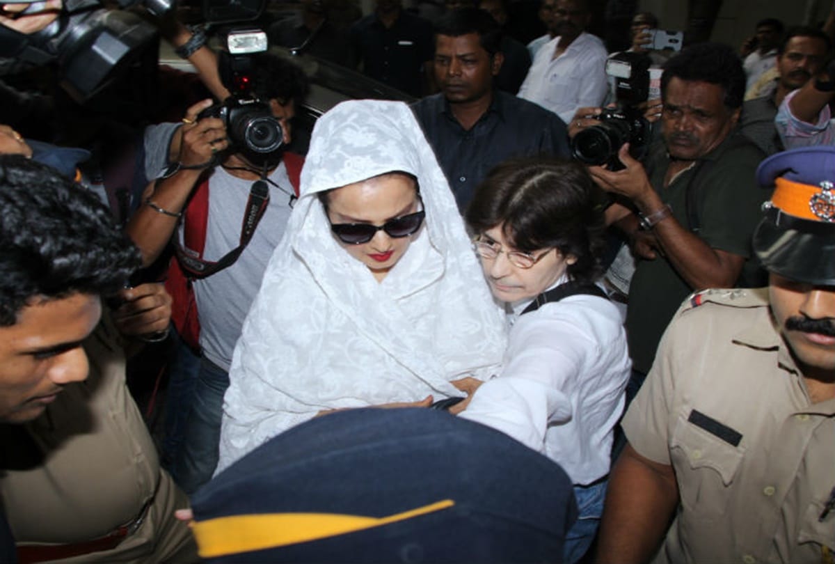 Sridevi‬ mortal remains ‪Anil Kapoor‬ home Bollywood celeberities, Rekha meet daughter jhanvi