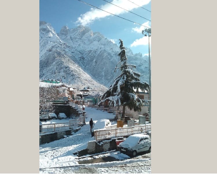 बर्फबारी से जिले के कई रूटों पर आधे रास्ते तक भेजी गईं बसें