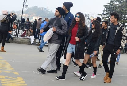 शिमला में घूमते पर्यटक
