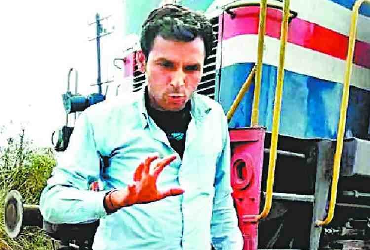 indian railway goods train driver stopped train on railway fatak