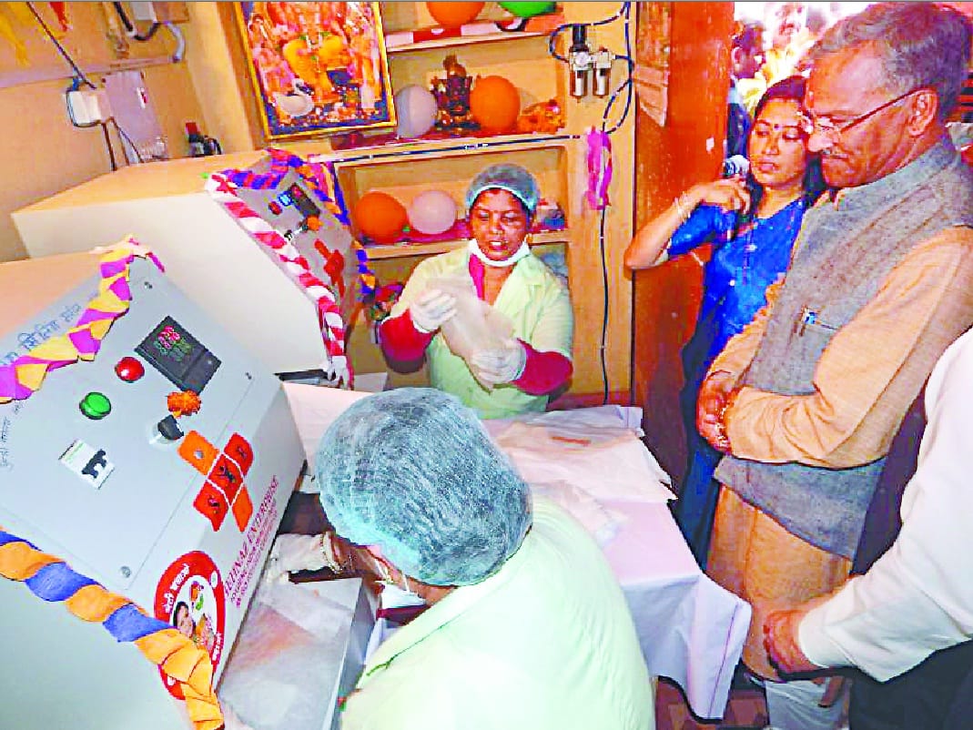 Provide information about the use of sanitary napkins to daughter