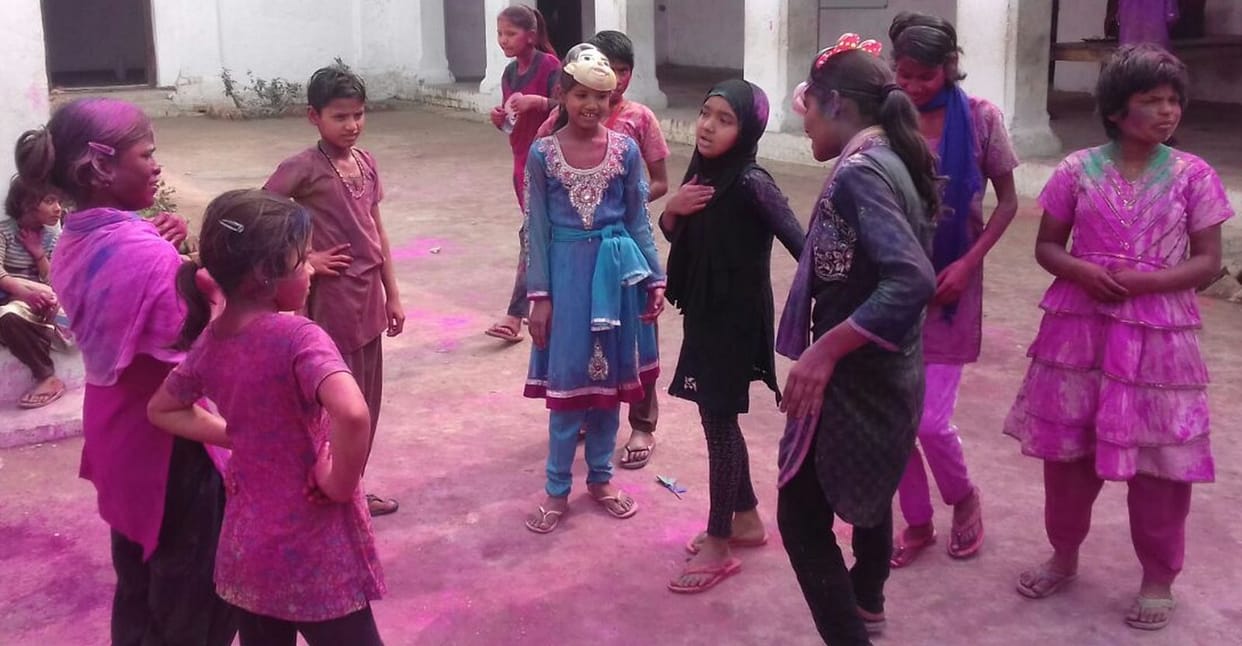 प्रीइंटीग्रेशन कैंप में बच्चों ने जमकर खेली होली