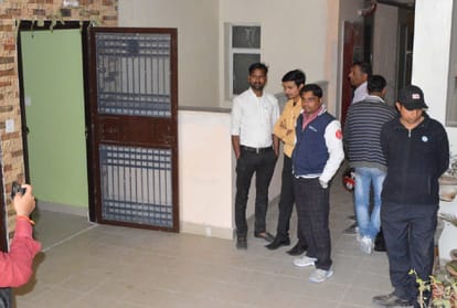 Mother cut of veins of hand and then daughter committed suicide by hanging herself