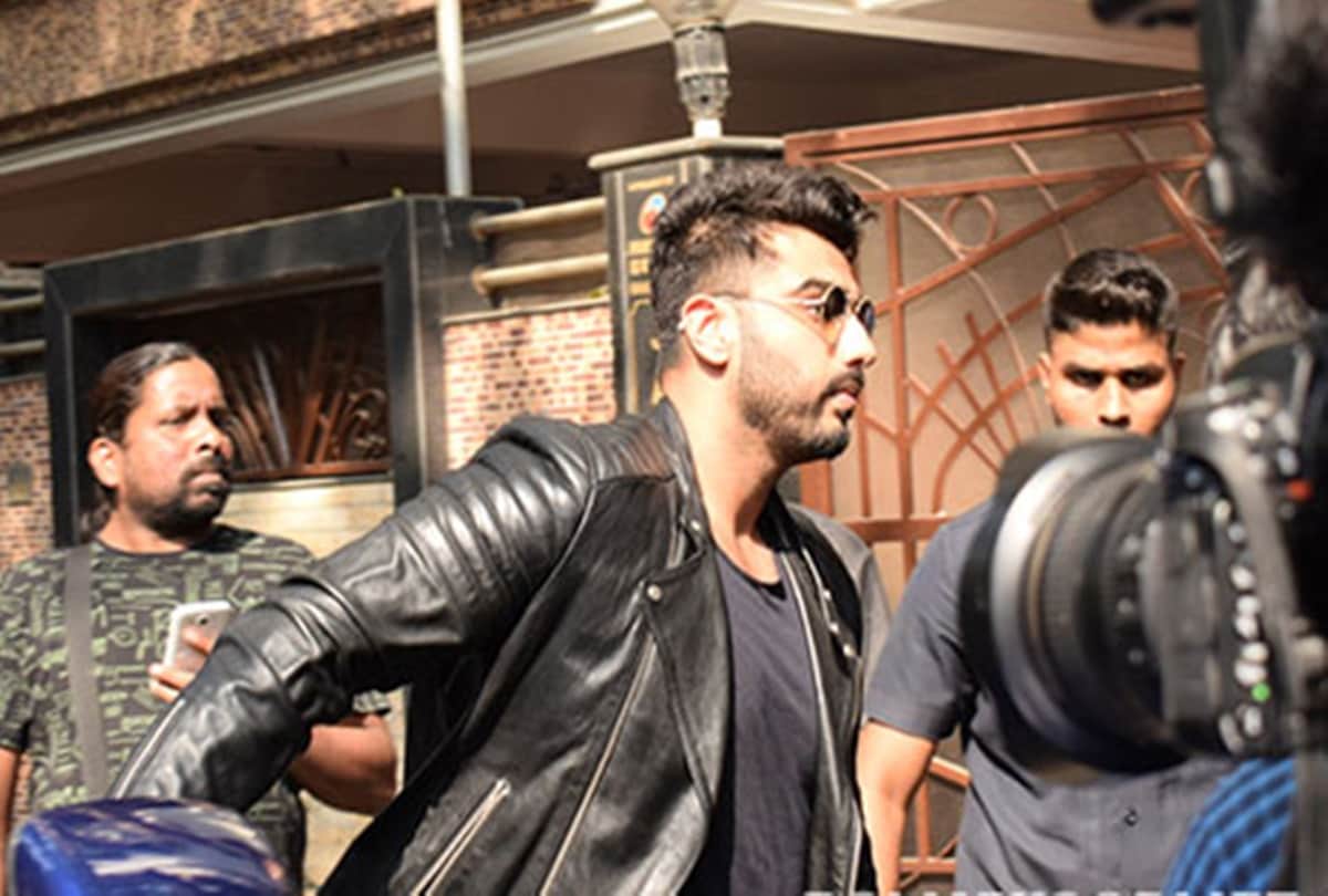 Arjun Kapoor met step-sisters Janhvi and Khushi and console them