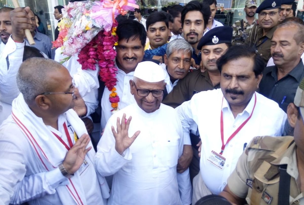 anna Hazare reached Lucknow to address a public meeting in kakori