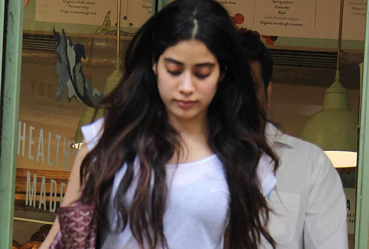 jhanvi kapoor reaction after heard the new of mother sridevi demise