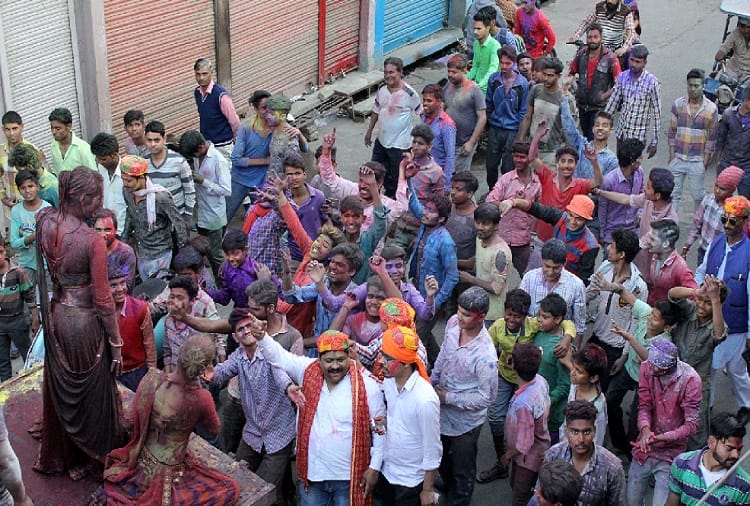 PHOTOS : weird tradition, before the Holi, start procession