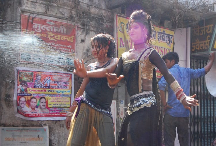 PHOTOS : weird tradition, before the Holi, start procession