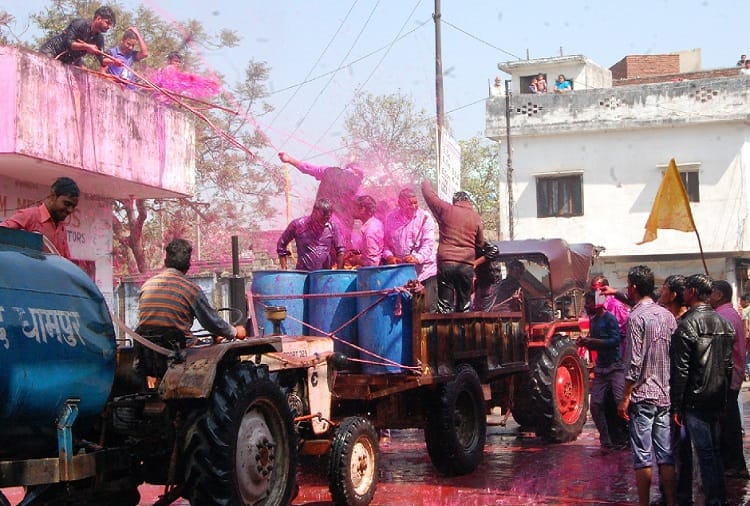 PHOTOS : weird tradition, before the Holi, start procession