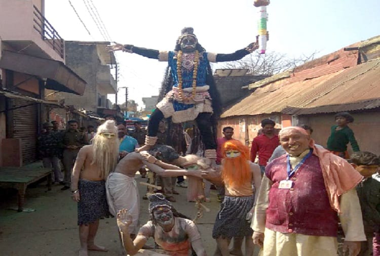 PHOTOS : weird tradition, before the Holi, start procession