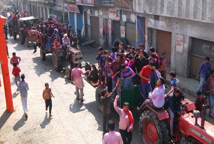 PHOTOS : weird tradition, before the Holi, start procession