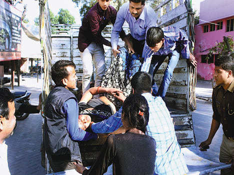 12 passengers injured in bus in Khanti